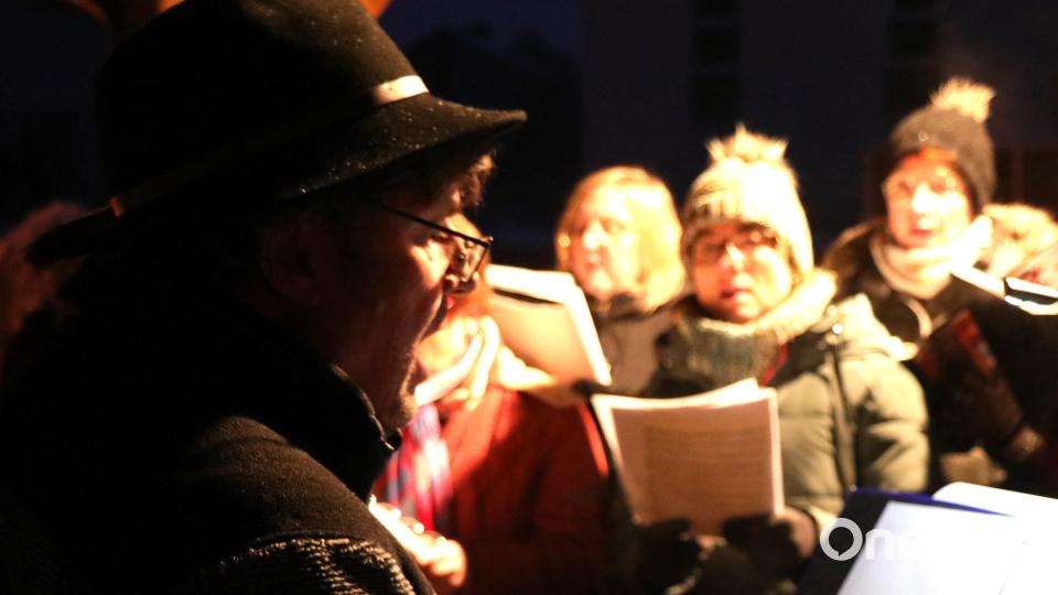 Der Kirchenchor Sorghof unter der Leitung von Gerhard „Säm“ Kraus (links) erfreute die Besucher. Bild: Willi Ertl