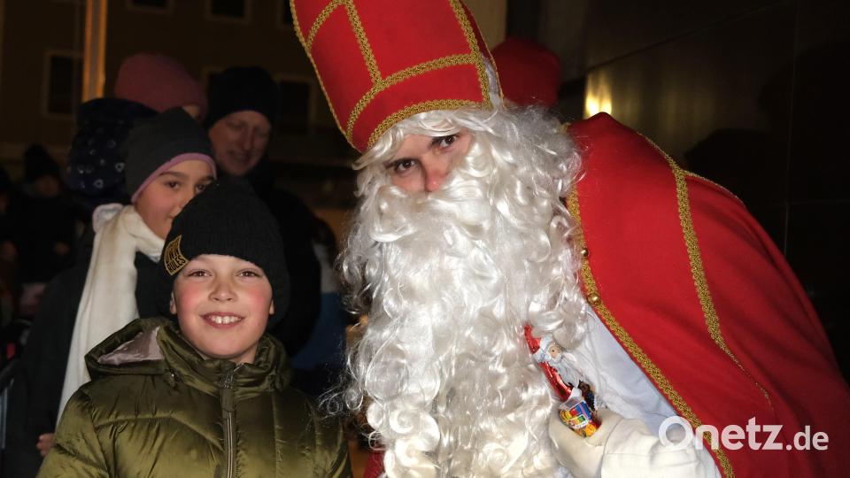 Der Nikolaus überreicht jedem Kind ein Schokoladengeschenk. Bild: Hirsch