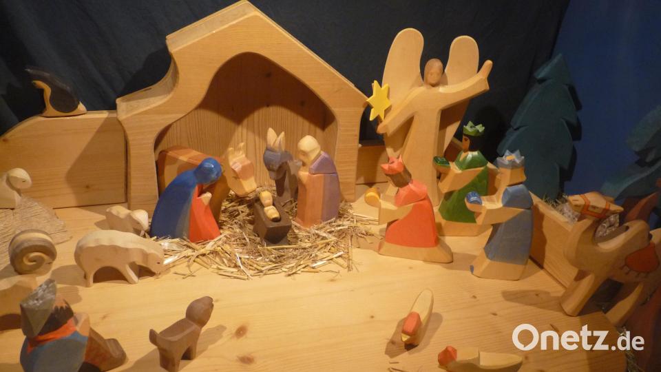 Der Krippenweg zeigt traditionelle und, wie hier, moderne &quot;Baustile&quot;. Auch diese Darstellung des Geschehens im Stall von Bethlehem ist übrigens von Hand geschnitzt. Bild: rlö