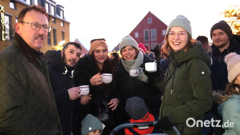 Der heiße Glühwein wärmt bei Temperaturen um den Gefrierpunkt und lässt die Gesichter strahlen. Bild: Hirsch
