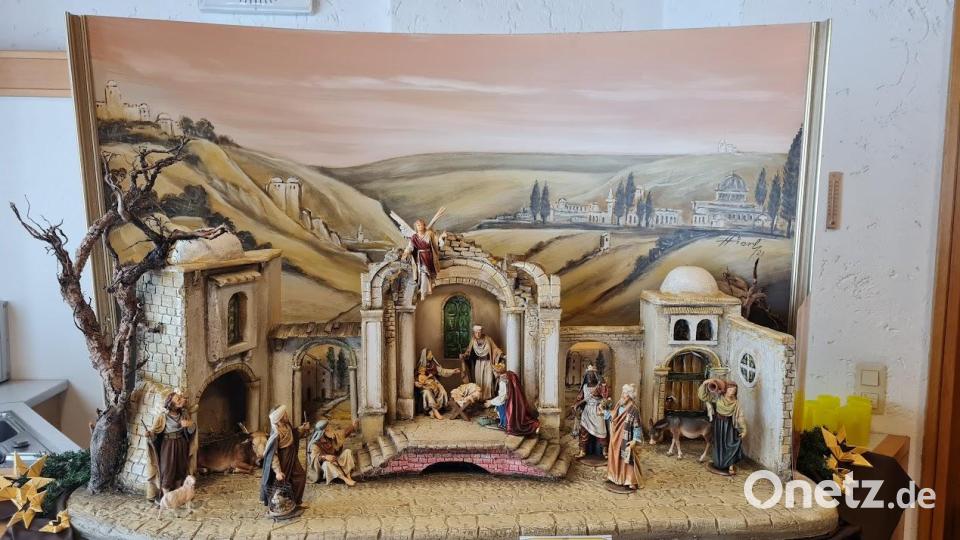 Eine Miniatur-Ausgabe der orientalischen Krippendarstellung, die der Künstler Hans-Georg Hierl auf Schloss Guteneck in Lebensgröße geschaffen hat. Diese hier hat Elisabeth Vogl nach der fotografischen Vorlage nachgebaut, den Hintergrund hat Hierl gemalt. Bild: wec