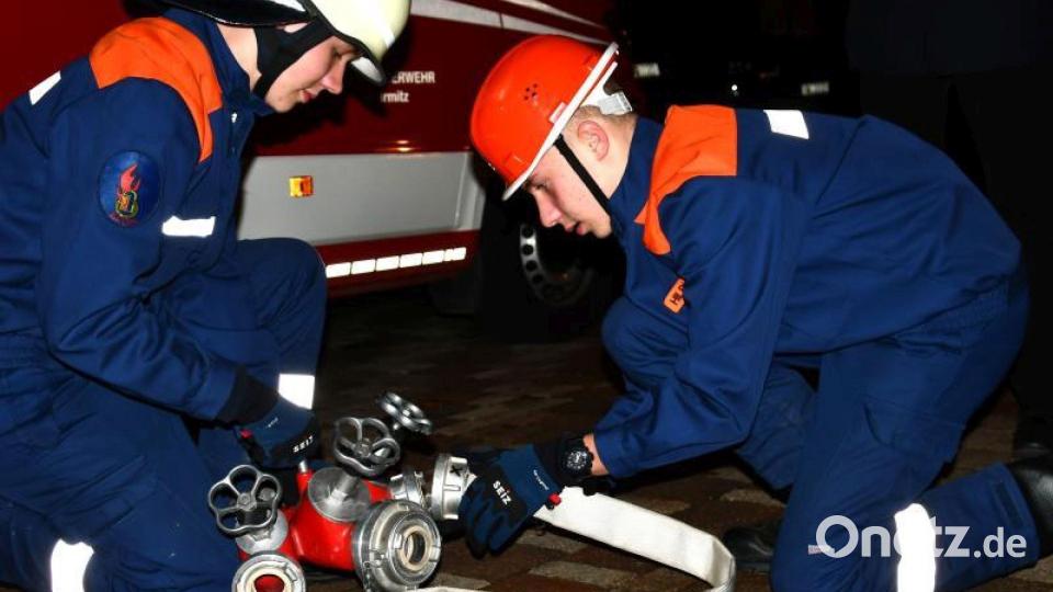 Einen Wissenstest absolviert die Jugendfeuerwehr in Schirmitz. Bild: Christian Robl/exb