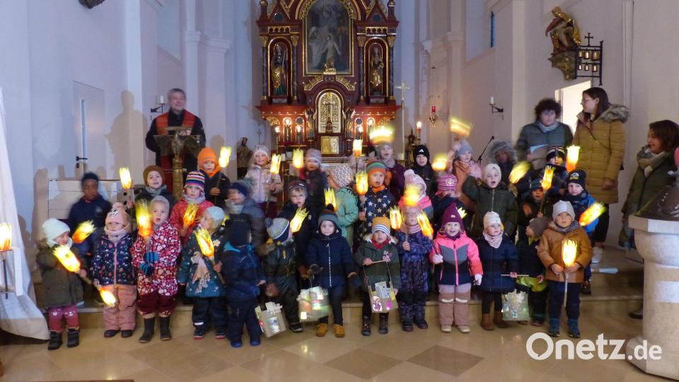 Als Lichterkinder eröffnen die Kleinen des Kindergartens die St. Martinsfeier im überfüllten Gotteshaus. Bild: sl