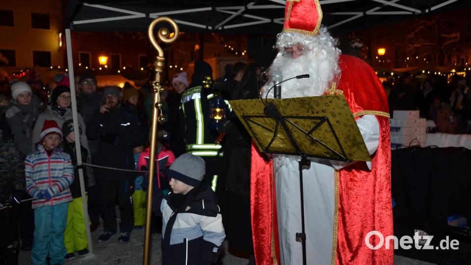 Der kleine Louis hielt tapfer den Bischofsstab, während der Nikolaus sein goldenes Buch aufschlug und daraus vorlas. Bild: dob