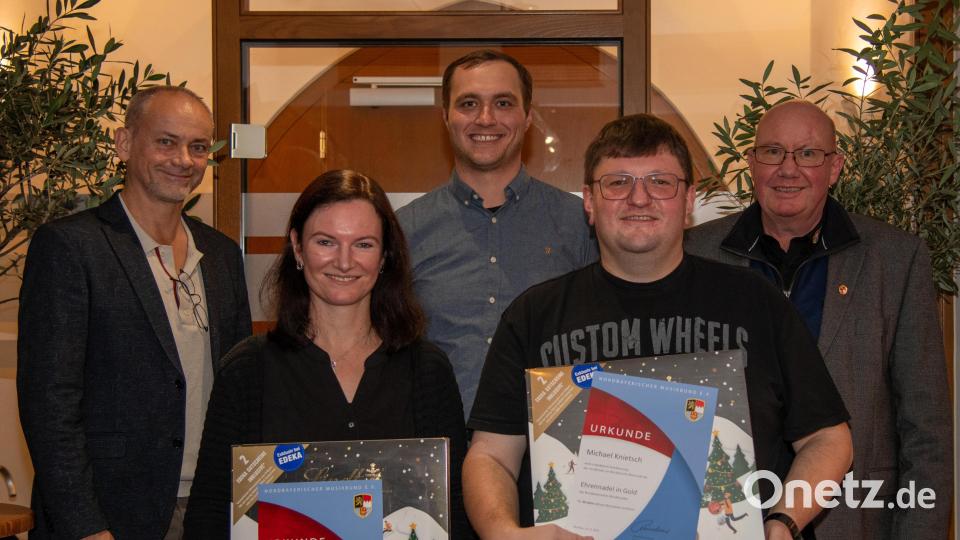 Für 30 Jahre aktives Musizieren im Musikzug der Stadt Hirschau wurden Veronika Sonntag (vorne links) und Michael Knietsch (vorne rechts) mit der NBMB-Ehrennadel in Gold ausgezeichnet. Es gratulierten (hinten, von links): Dirigent Marcus Hoffmann, Musikzugvorsitzender Maximilian Stein und NBMB-Bezirksvorsitzender Gerhard Engel. Bild: u
