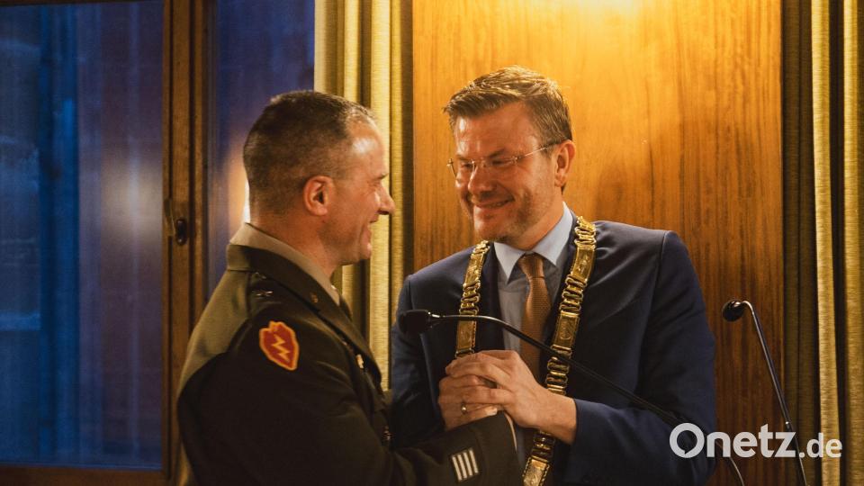 Der Kommandeur des Ausbildungskommandos der siebten US-Armee, Steven P. Carpenter und Nürnbergs Oberbürgermeister Marcus König. Bild: Spc. Christian Carrillo