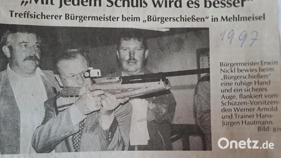 Die Eröffnung des ersten Mehlmeiseler Bürgerschießens mit dem damaligen Bürgermeister Erwin Nickl (Mitte), dem damaligen Schützenvorsitzenden Werner Arnold (links) und Schießleiter Hans-Jürgen Hautmann (rechts) im Jahr 1997. Archivbild: gis