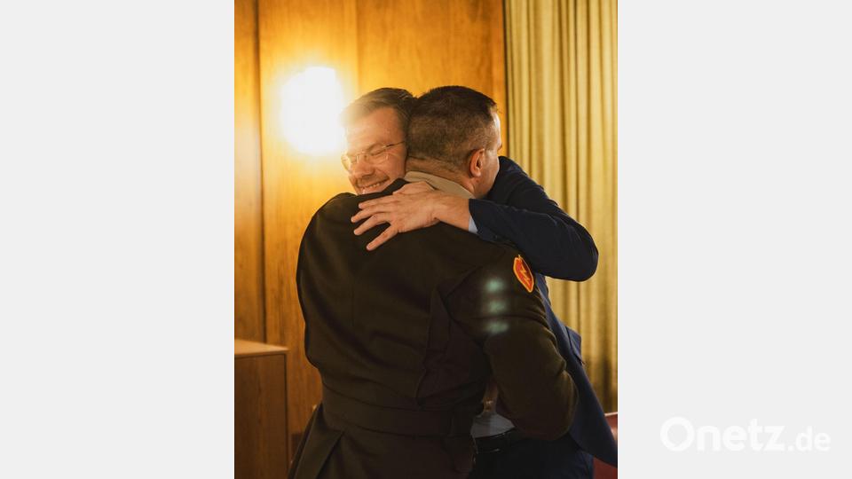Herzliche Umarmung nach der Unterschrift: General Steven Carpenter und Oberbürgermeister Marcus König. Bild: Spc. Christian Carrillo