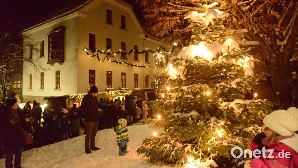 Rund um den Christbaum war für viele Besucher, besonders für die Kinder, der schönste Platz. Bild: bey