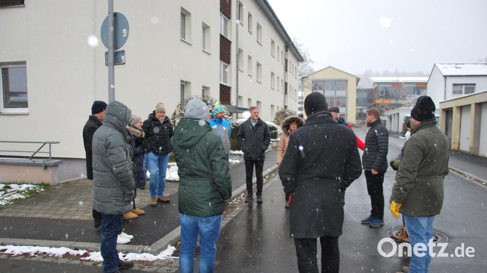 Beim CSU-Ortstermin mit Vertretern der Stadtverwaltung ging es im Schneetreiben in der Brixener Straße um zu viele parkende Autos und zu wenig Raum für spielende Kinder.. Bild: gsp