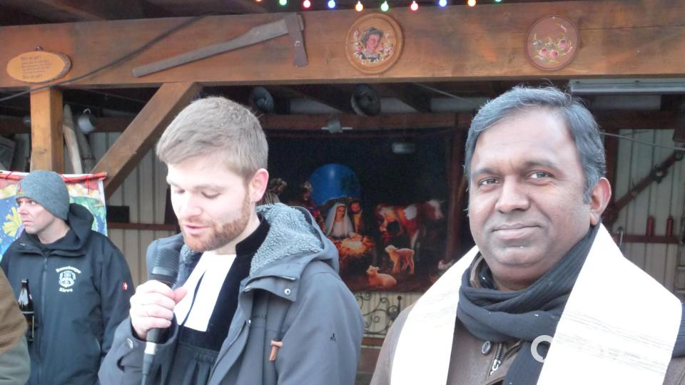 Die Geistlichen Dr. Donald (rechts) und Daniel Götzfried erbaten himmlischen Segen für den Krippenweg und seine Besucher. Bild: rlö