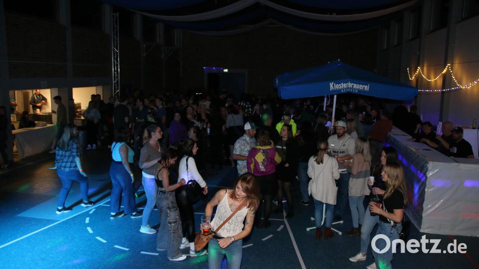 Über 400 Menschen feierten in der Stadthalle zu Hits aus den 1990er und 2000er Jahren. Bild: sne