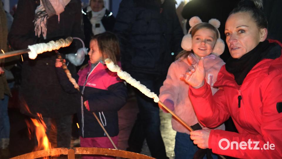 Stockbrot am offenen Feuer backen: Daran haben nicht nur die Kinder ihre Freude. Bild: Hirsch