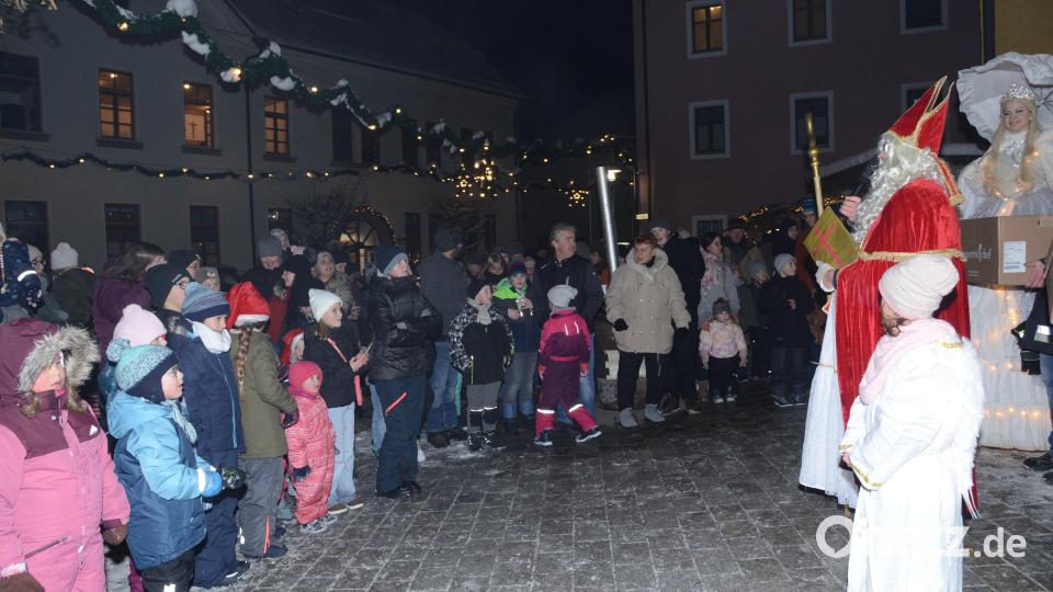Pünktlich um 18 Uhr kam St. Nikolaus und verteilte Tüten mit Süßigkeiten an die zahlreichen Kinder. Bild: bey