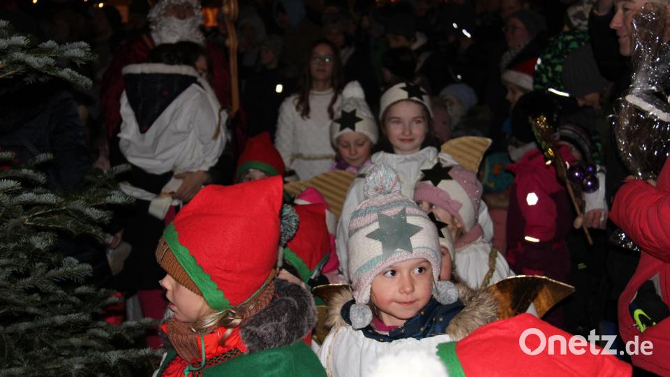 Höhepunkt des Weihnachtsmarkts der Musikschule war der Besuch des Heiligen Nikolauses. Jedes Kind durfte ein kleines Geschenk mit nach Hause nehmen. Bild: prh