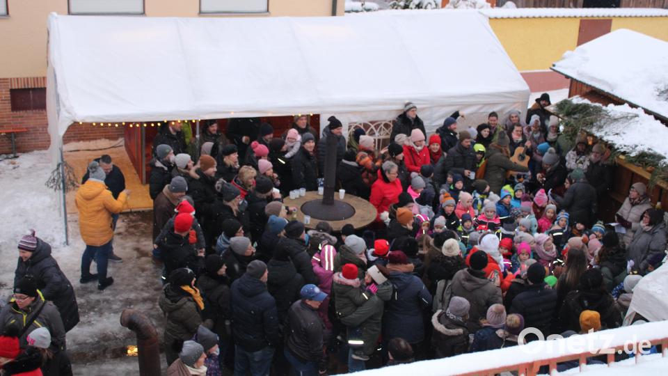 Die Kinder des Kindergartens singen ihre Lieder auf dem Weihnachtsmarkt in Schmidgaden. Bild: ral