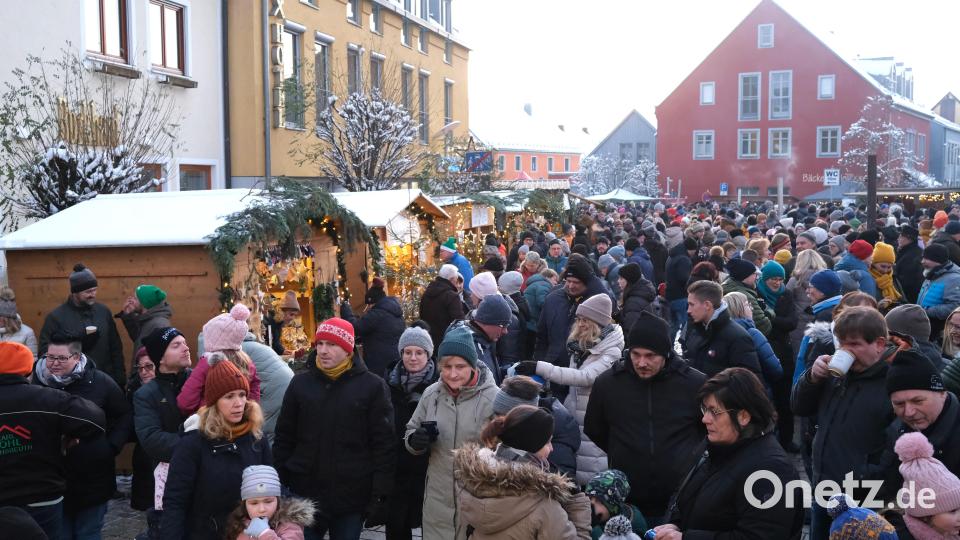Ganz schön eng wurde es am Sonntag auf dem Wernberger Marktplatz, als die Gemeinde zum traditionellen Adventsmarkt einlud. Die Besucher genießen die vorweihnachtliche Stimmung bei winterlichen Temperaturen. Bild: Hirsch