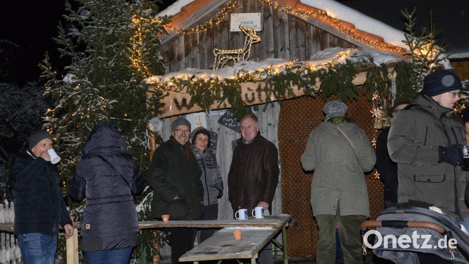 Ob für die Glühweinhütte oder innen drin, das heiße Getränke schmeckte überall gut und die Laune der Besucher war auch entsprechend. Bild: bey