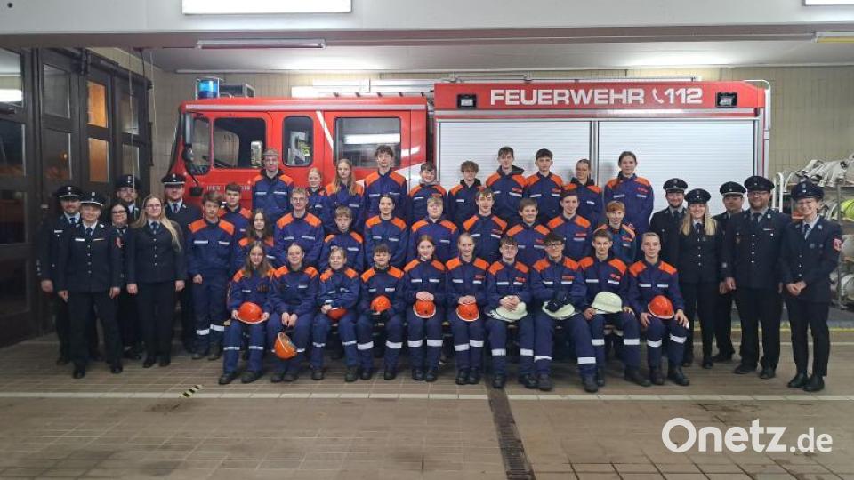 Einen Wissenstest absolviert die Jugendfeuerwehr in Schirmitz. Bild: Margareta Czichon/exb