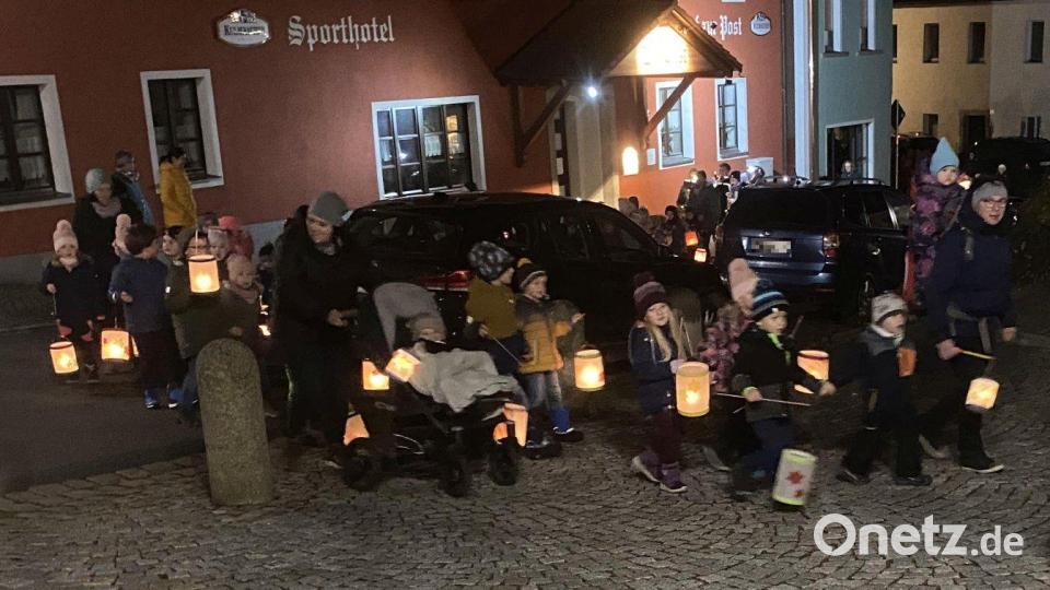 Die Kinder gehen beim Martinszug singend Richtung Pfarrkirche &quot;St. Michael&quot;. Bild: Josef Glas