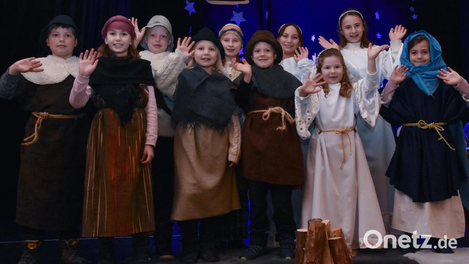 Eine Freude, ihnen zuzusehen. Die Hirtenkinder der Bauernbühne Freudenberg erwärmten die Herzen der Zuschauer. Bild: Stephan Huber