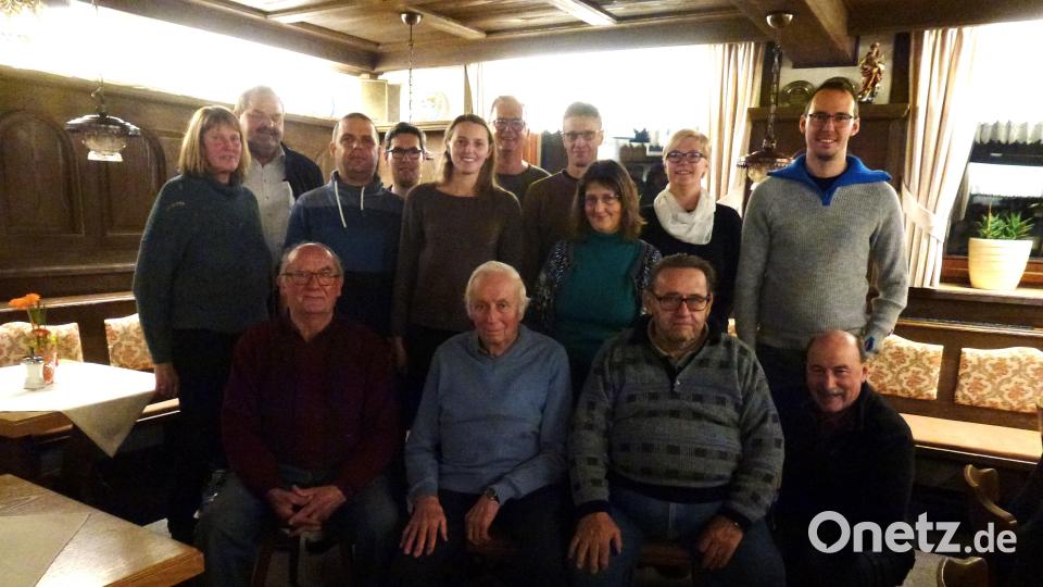 Kurz vor dem 50. Jubiläum stellt sich der Skiclub Altglashütte neu auf: Die neue und alte Vorstandschaft mit (sitzend, von links) Siegfried Walter, Walter Frank, Horst Schuller und Engelbert Träger, sowie (hinten, von links) Martha Jung, Zweitem Bürgermeister Michael Schedl, Timo Huber, Michael Träger, Jasmin Jung, Markus Blei, Stefan Gmeiner, Evi Schuller, Carolin Mayer und Fabian Schöberl. Bild: Siegfried Walter/exb