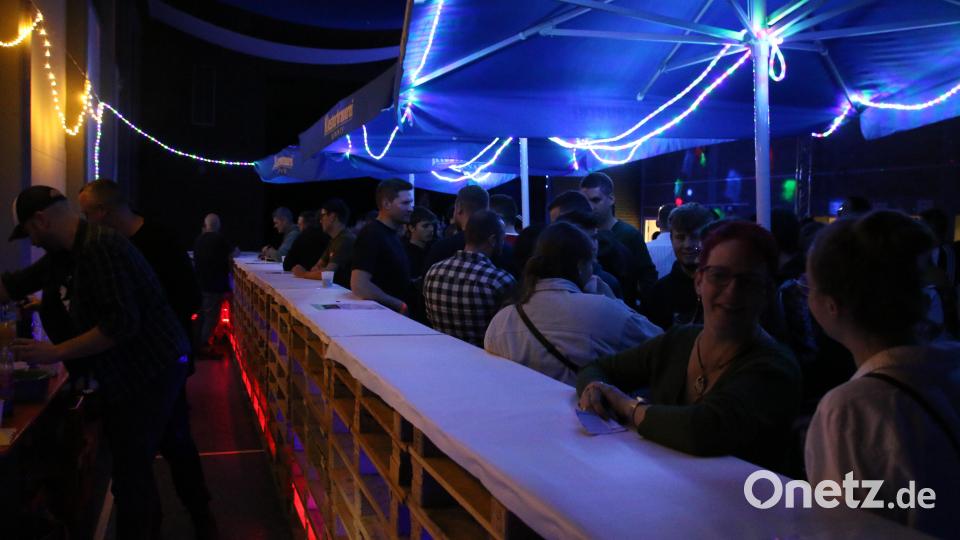 Gespräche an der Bar bei ein paar Drinks gehören auf jeder Party dazu. Bild: sne