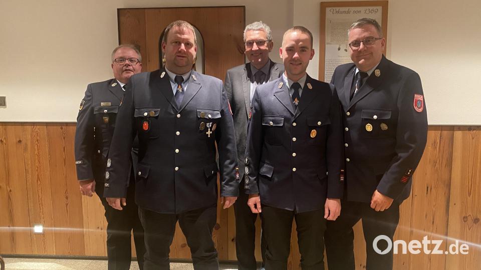 Die wiedergewählten Kommandanten Manfred Scharnagl und David Riedl (vorne, von links) mit Kreisbrandmeister Roland Frank, Bürgermeister Franz Schöner und Vorstand German Hartmann (hinten, von links). Bild: Katharina Schöner/exb