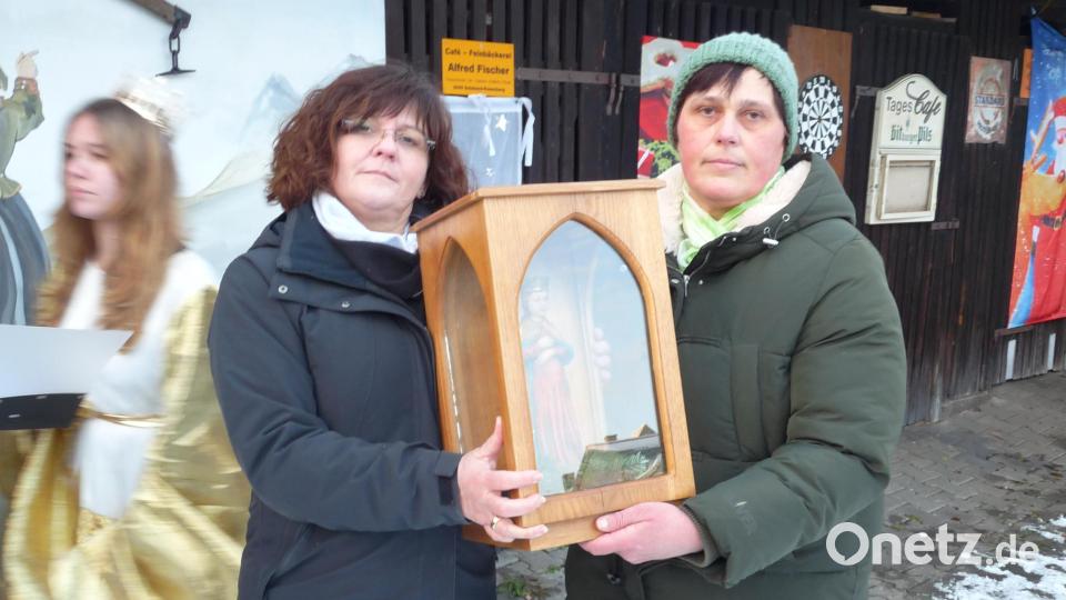 Frauentragen in Rosenberg: Tanja Weiß übergibt den Schrein mit der Gottesmutter an Margit Fischer (rechts). Bild: rlö