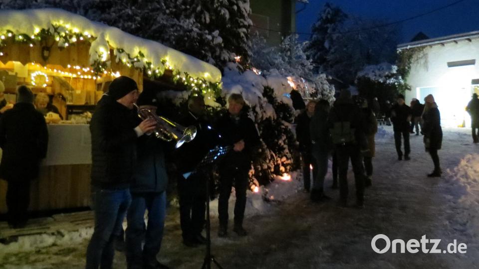 Bürgermeister Markus Schiesl und Pfarrer Varakaparambil Johnson eröffnen den Adventsmarkt. Bild: tja