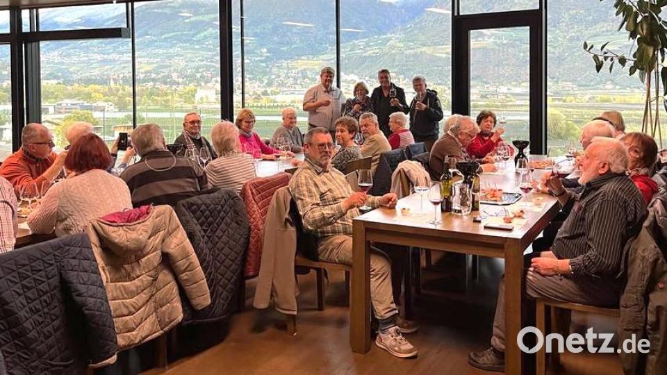 Allein der Panoramablick aus der Önothek in Marling war genauso viel wert wie die Kellerführung durch Martin Gamper. Bild: wlr