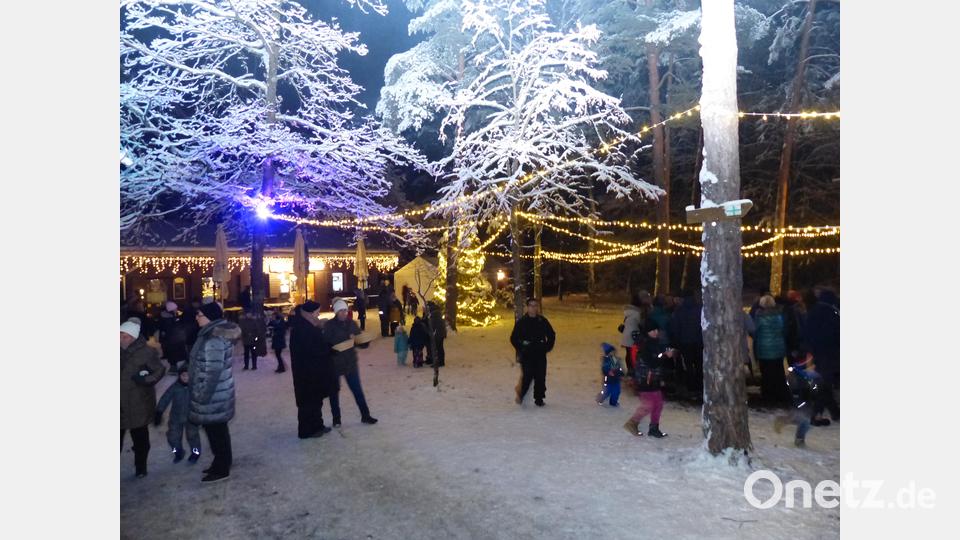 Dank des Schneefalls herrschte bei der Waldweihnacht in Weiherhammer eine Kulisse wie im Film. Bild: hme