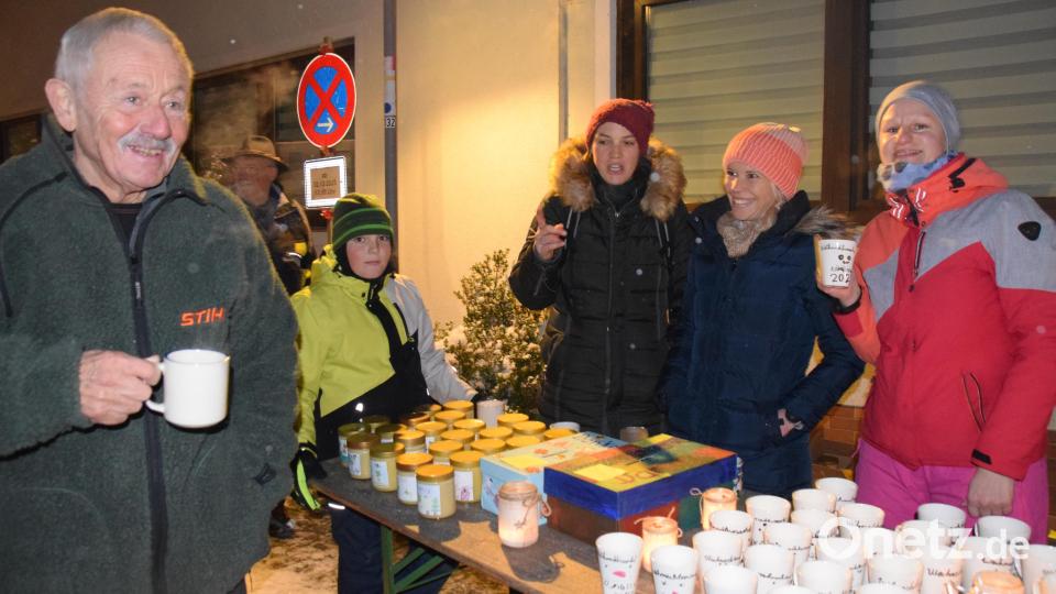 Mit dem Verkauf von Honig der Schulbienen und will der Elternbeirat zur Anschaffung eines Klettergerüsts für die Grundschule beitragen. Bild: wku