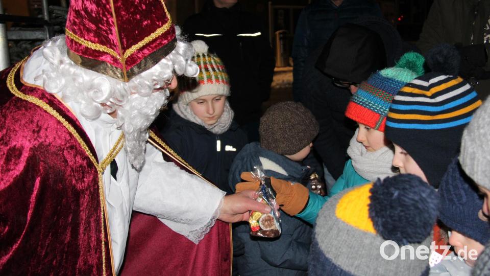 Höhepunkt des Weihnachtsmarkts der Musikschule war der Besuch des Heiligen Nikolauses. Jedes Kind durfte ein kleines Geschenk mit nach Hause nehmen. Bild: prh