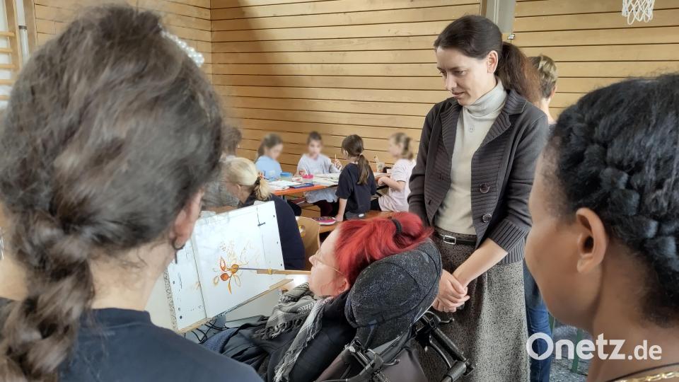 Künstlerin Veronika Svatošová zeigte, wie Mund-Malen funktioniert. Bild: Lebenshilfe Mitterteich/exb