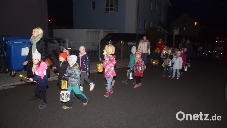 Mit ihren Laternen ziehen die Kinder durch Schirmitz. Bild: fz