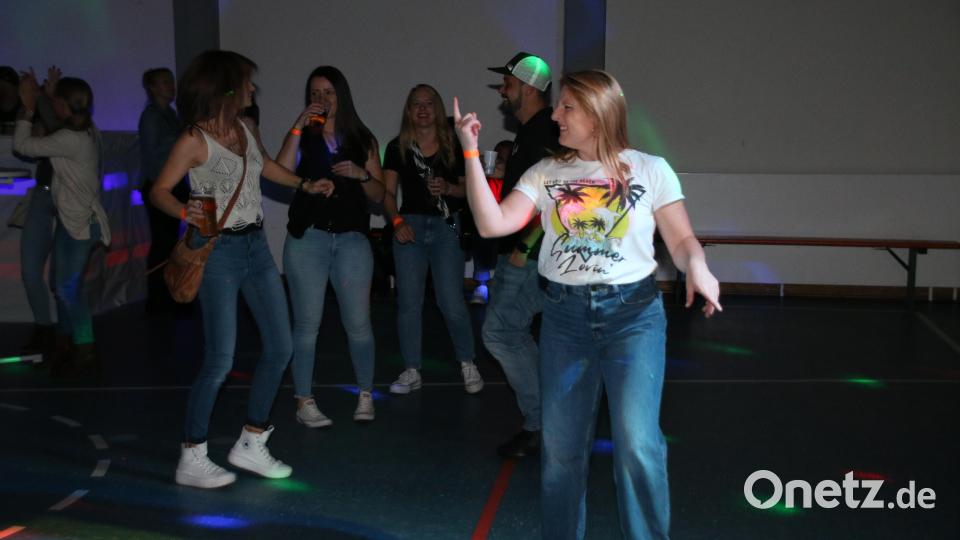 Bei coolen Beats beginnen die ersten Menschen zu tanzen. Bild: sne