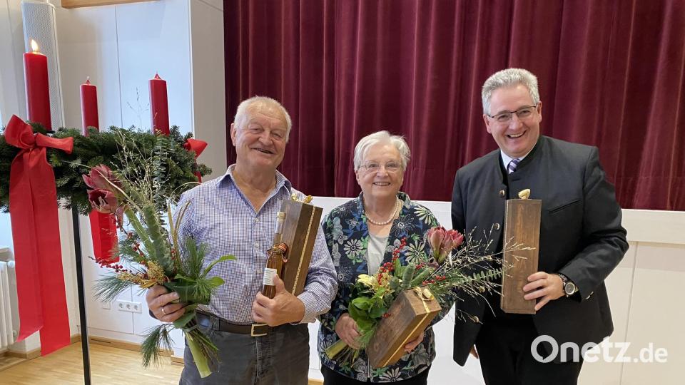 Ein abwechslungsreiches Jahresprogramm für die ältere Generation zusammenzustellen, liegt Herbert Bindl und Agnes Hartauer (von links) besonders am Herzen. Dafür dankt ihnen Pfarrer Hannes Lorenz mit kleinen Geschenken. Bild: aub