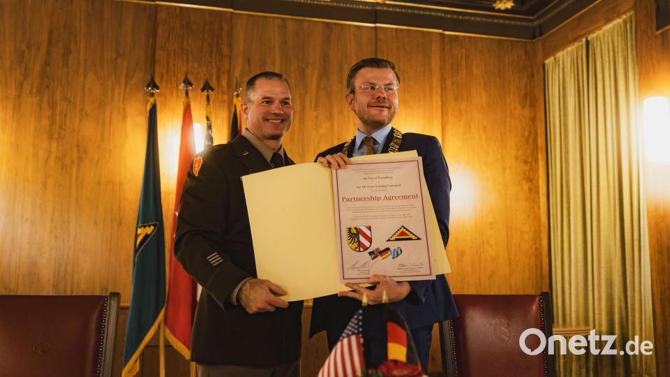 General Steven Carpenter und Oberbürgermeister Marcus König. mit der Parnterschaftsurkunde. Bild: Spc. Christian Carrillo