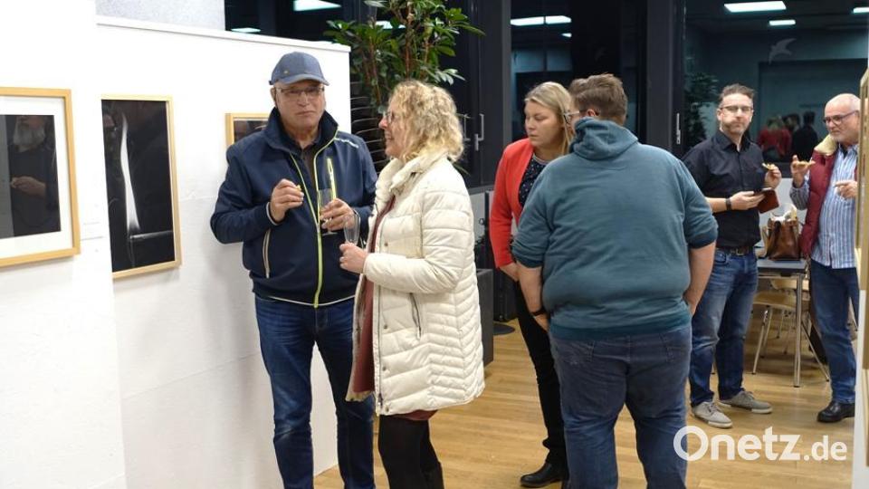 Besucher der Vernissage genießen Bilder und Häppchen Bild: Ferdinand Leinenbach/exb