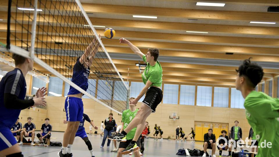 Mit einem kräftigen Schmetterball kann Max Lobedann (Mitte) vom VC Amberg den Ball erfolgreich über das Netz befördern. Sein Mannschaftskollege Philipp Gießmann (links daneben) ist Beobachter der Aktion. Bild: Hubert Ziegler