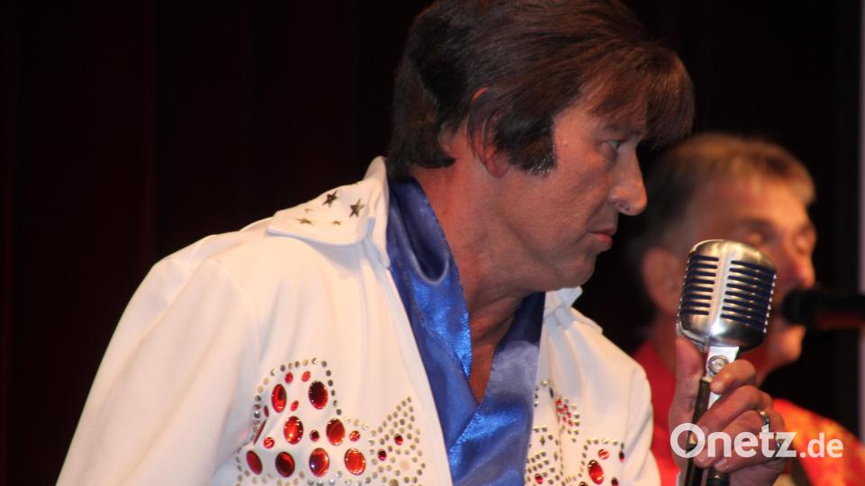 Arnold Wurm als Elvis-Imitator auf der Bühne. Bild: kro