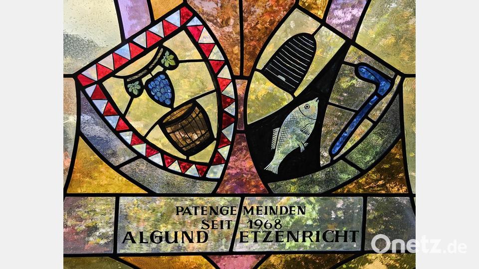Die Gemeindewappen in einem Fenster im Algunder Rathaus zeigen die Verbundenheit seit der Patenschaftsgründung 1968. Bild: Wolfgang Heberlein