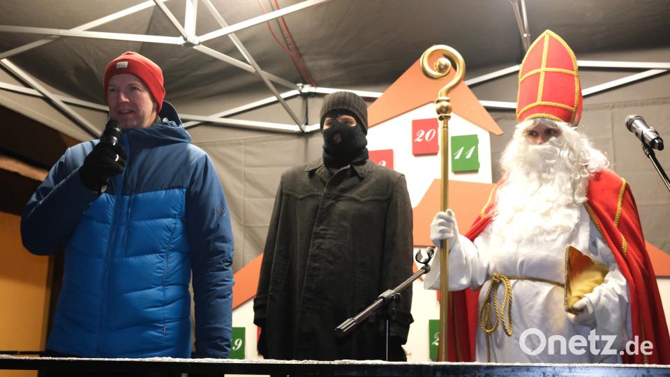 Bürgermeister Konrad Kiener bringt Nikolaus und Knecht Rupprecht mit. Bild: Hirsch