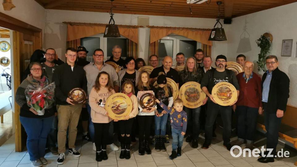 Die besten Schützen mit Bürgermeister Franz Tauber (rechts). Einer, der sich das Bürgerschießen nie entgehen lässt, ist der 92-jährige Rudolf Kiesewetter (Zweiter von rechts). Bild: Michael Ehlich/exb