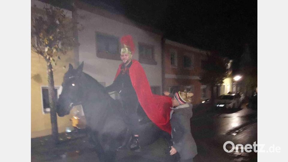 An die Spitze des Martinszuges setzt sich Josef Kleber auf der Friesenstute &quot;Maja&quot;. Bild: gz