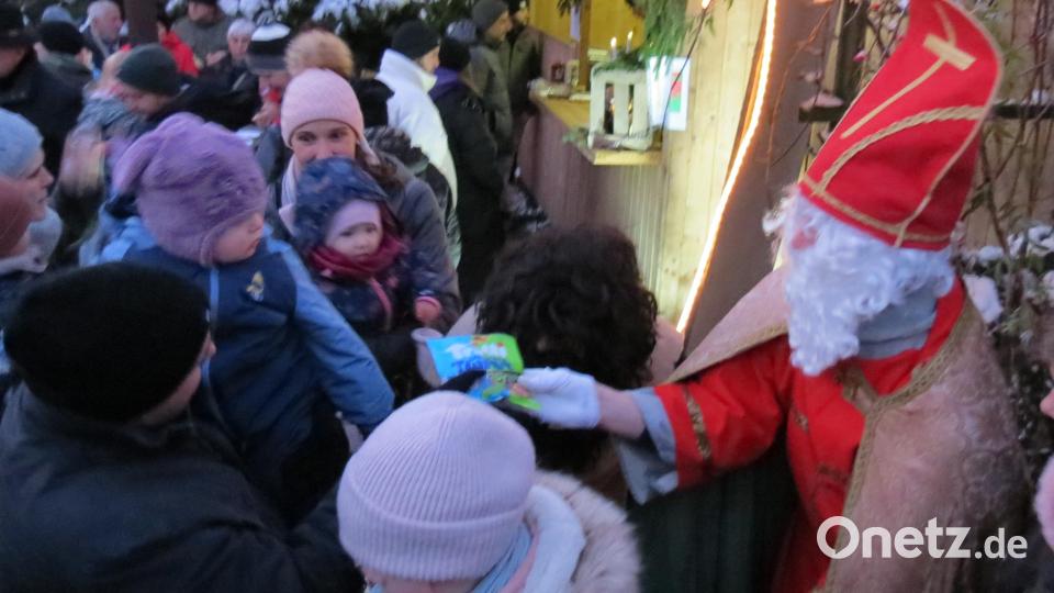 Der Nikolaus verteilt in Altendorf Süßigkeiten. Bild: tja