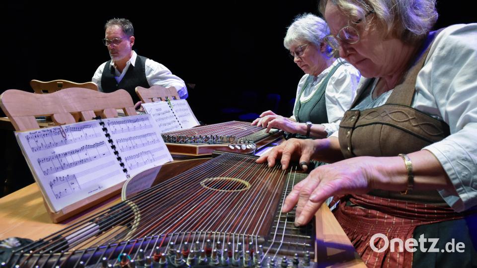 Beim 43. Amberger Adventssingen im Stadttheater mit dabei: das Zitherquartett Landshut. Bild: Stephan Huber