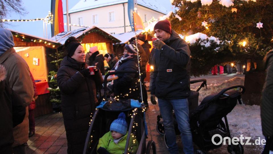 Auf dem Platz vor dem Landratsamt in Neustadt fand auch heuer wieder der Weihnachtsmarkt der Musikschule statt. Bild: prh
