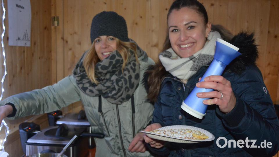 Beim 1. Weihnachtsmarkt des TSV Konnersreuth mit dabei war auch der Verein &quot;Kopf hoch&quot;, angeboten wurden Pommes und Waffeln. Bild: jr